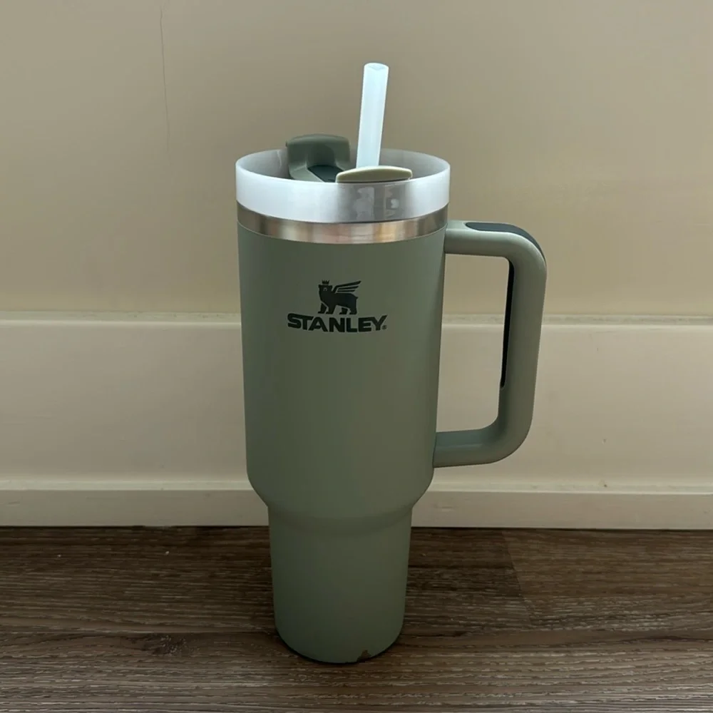Stanley THE QUENCHER H2.0 FLOWSTAT TUMBLER SOFT MATTE 40 OZ Water Bottle - Picture 2 of 9